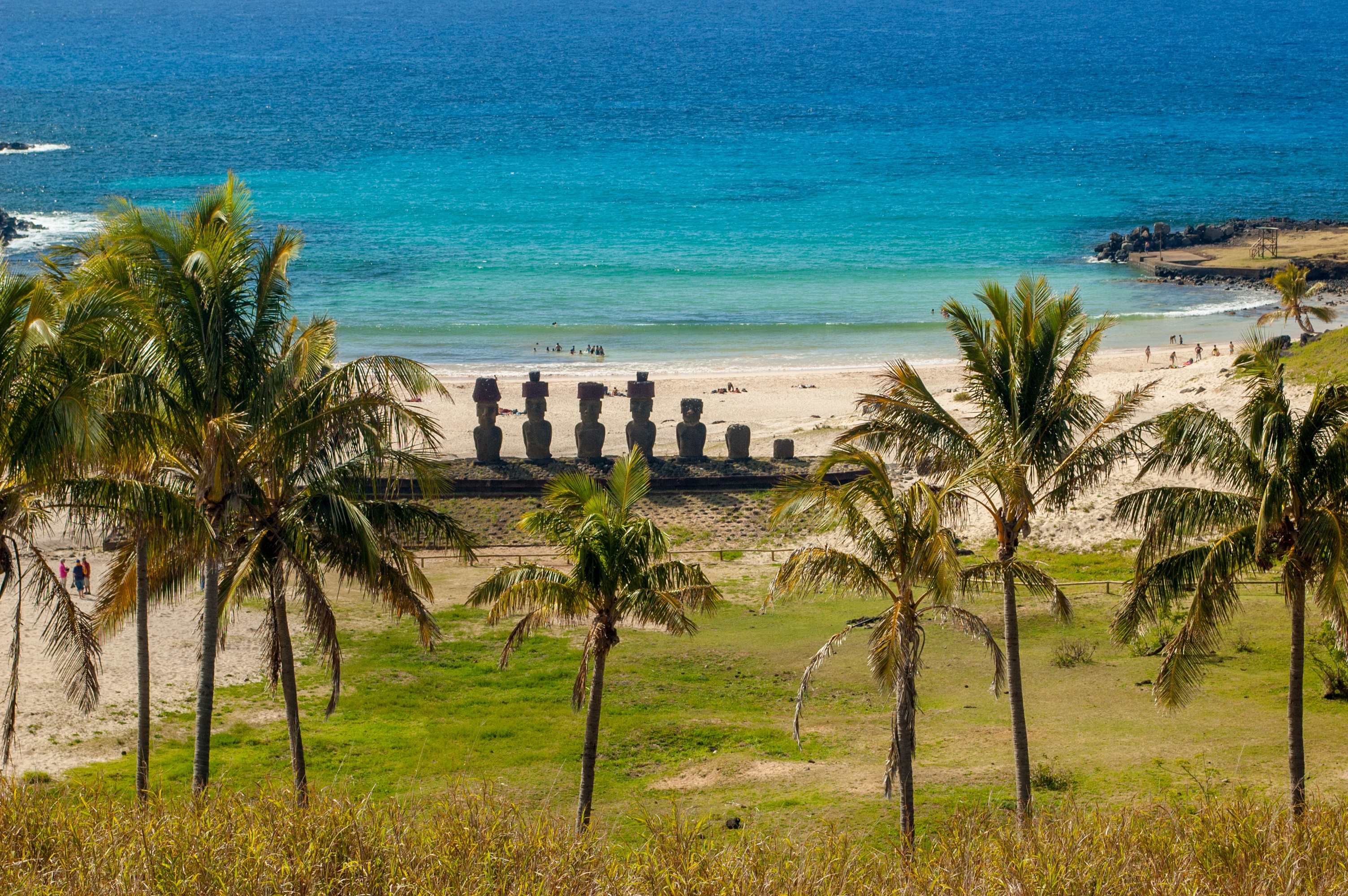 CHI_EasterIsland_AnakenaBeach_iStock_507797074