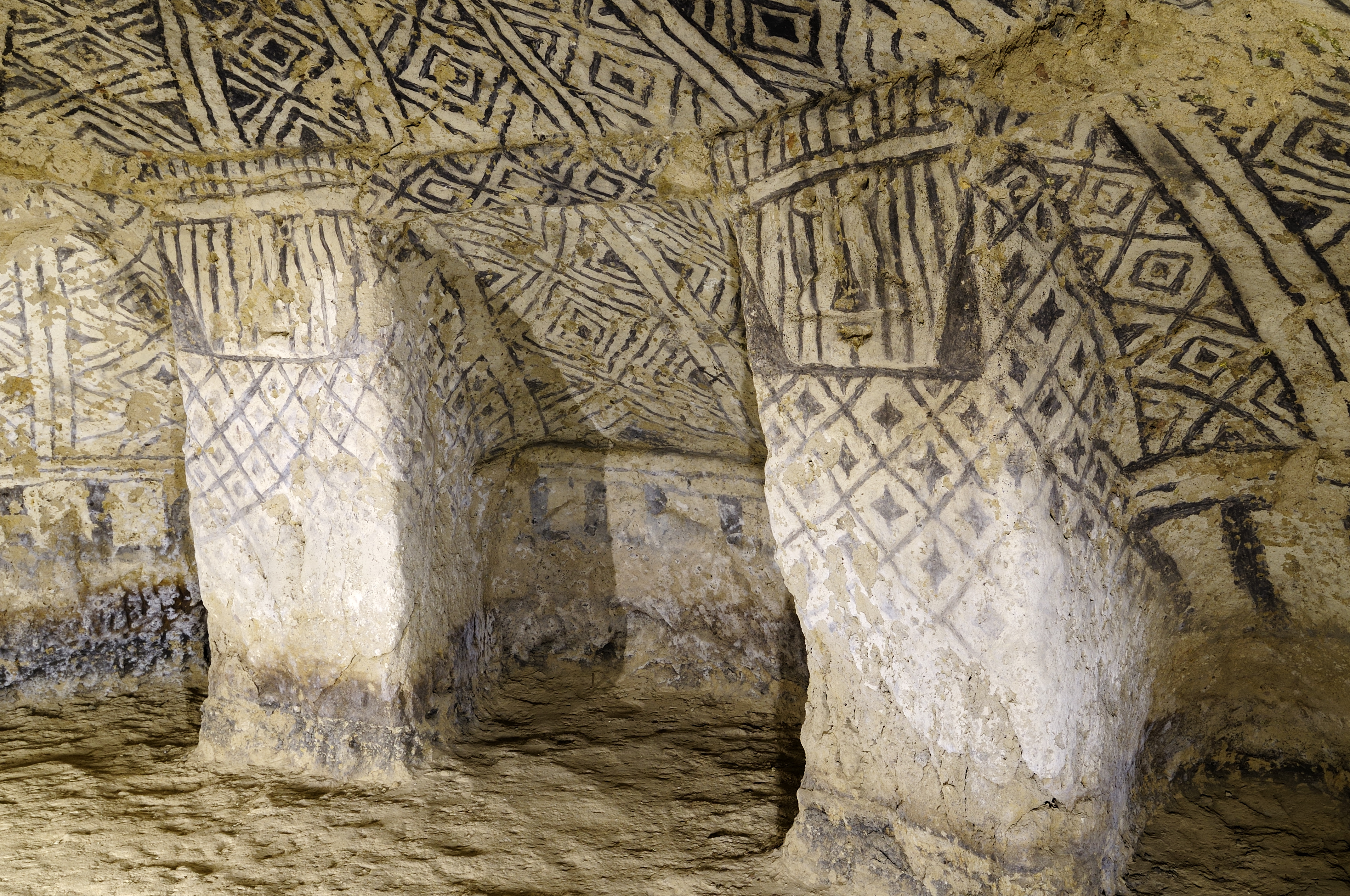 One of Tierradentro's tombs, with patterns painted across the walls