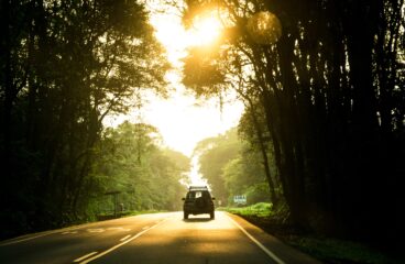 Sillhouette of a car on a road in Costa Rica