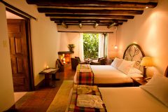 Guest room with two beds at Inkaterra Machu Picchu