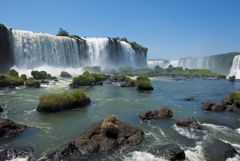 BRA_IguazuFalls_shutterstock120299155_freewithcredit