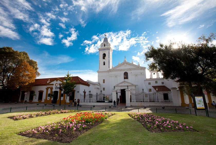 Argentina_BuenosAires_RecoletaCemetery_ShutterStock
