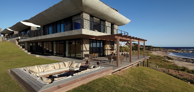 uruhtl05_joseignacio_playavik_withcreditonly (1)