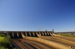bra14-visit-the-itaipu-dam-free-istock-000014954220large