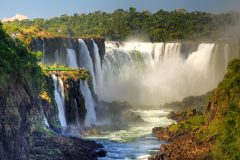 BRA_IguazuFalls_iStock-157475972_freewithcredit