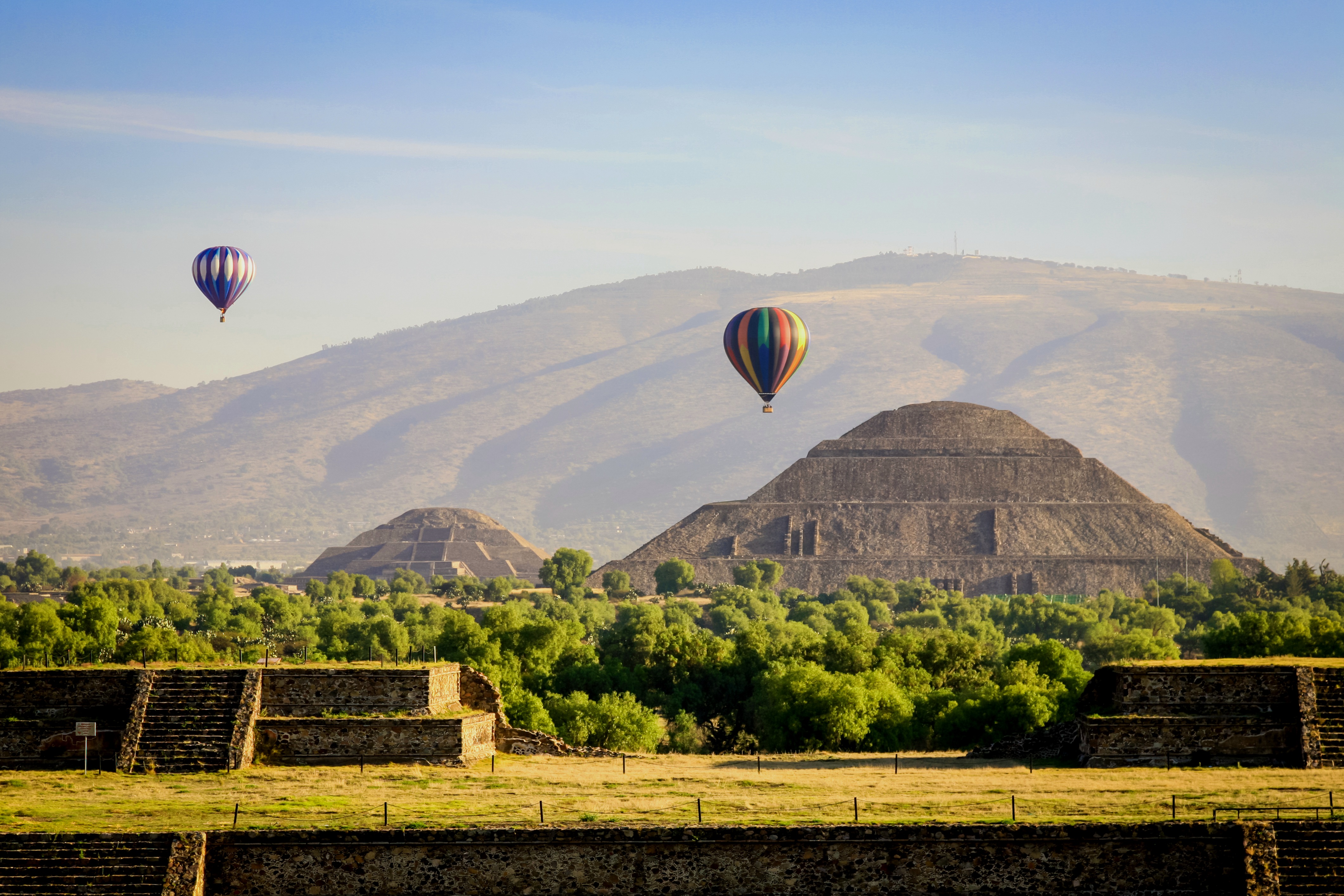 Hot-air balloon over teitihuacan