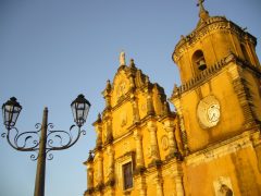 nic09-walking-tour-of-leon-free-istock
